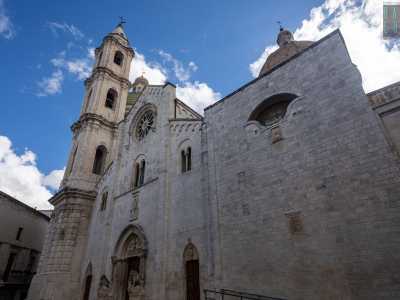 Siamo andati a trovare Mino. Partendo dalla centrale piazza del Popolo, costeggiamo la facciata della Chiesa madre e imbocchiamo via XXIV Maggio